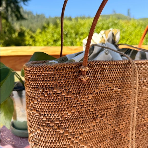 Elegant Tan Woven ShivanUrban Tote Bag - Picture 4 of 6